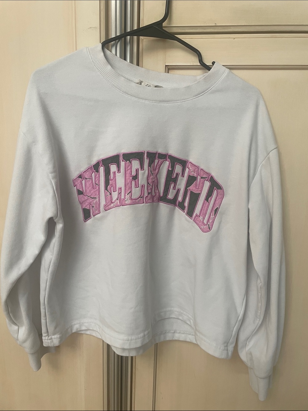 White Crewneck Sweatshirt with Pink 'WEEKEND' Graphic